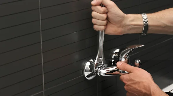 plumber-is-removing-the-shower-handle