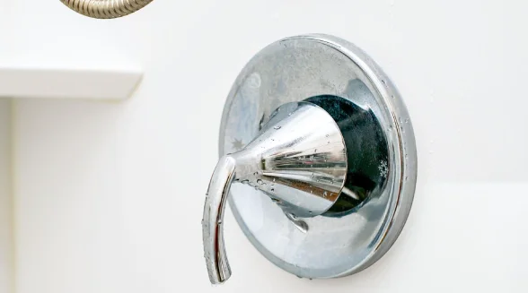 closeup-of-a-shower-handle-with-a-trim-plate