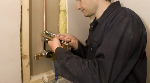 plumber-is-replacing-the-shower-valve