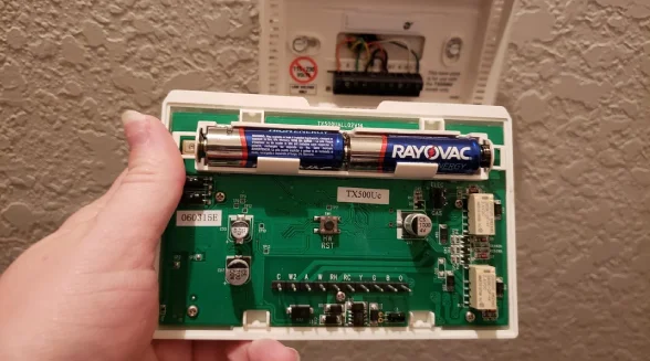 malfunctioned-thermostat-with-dead-batteries