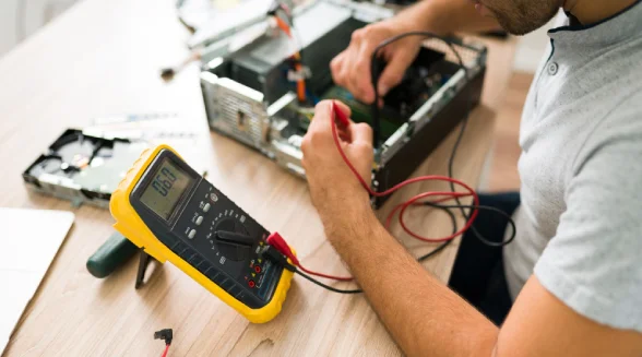 electrician-is-testing-a-pc-with-a-multimeter