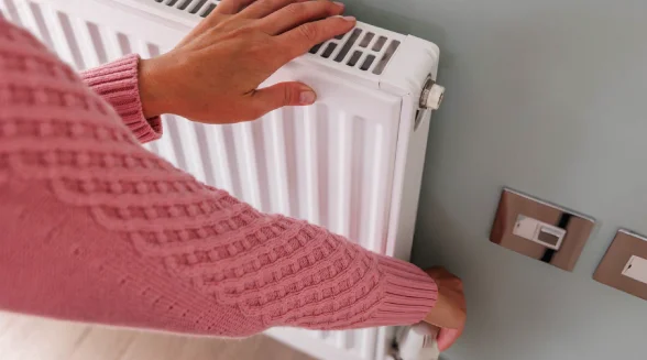 woman-is-adjusting-the-radiator-temperature-at-home