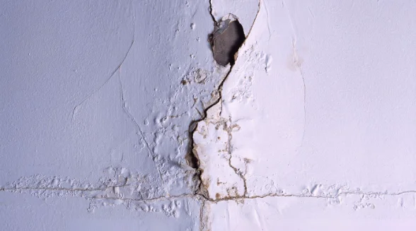 ceiling-with-small-cracks
