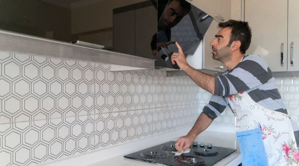 man-is-cleaning-a-cooker